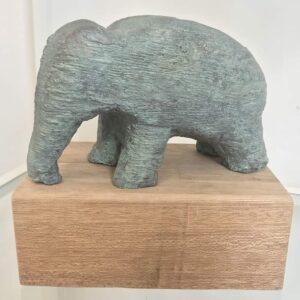 Jannie Benthem, klein werk in oplage, olifant op houten sokkel